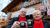 Gunther und Waltraud Boos betreiben die Glühweintheke auf dem Magdeburger Weihnachtsmarkt. Das doppelstöckige Holzhaus gibt es seit dem Jahr 2010. 