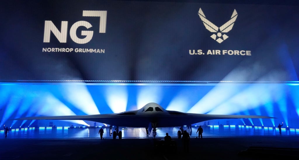 Der Tarnkappenbomber B-21 Raider ist Amerikas neuester nuklearer Tarnkappenbomber.