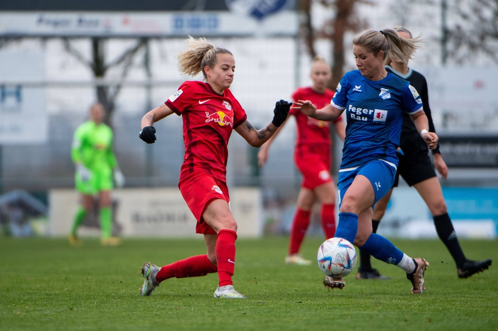 Jenny Hipp (RB Leipzig/links) im Zweikampf mit Natalia Stulin vom SC Sand.