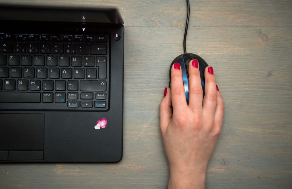 Eine Frau sitzt vor einem Laptop: Wettbewerbshüter kritisieren manche Vergleichsportale im Netz.