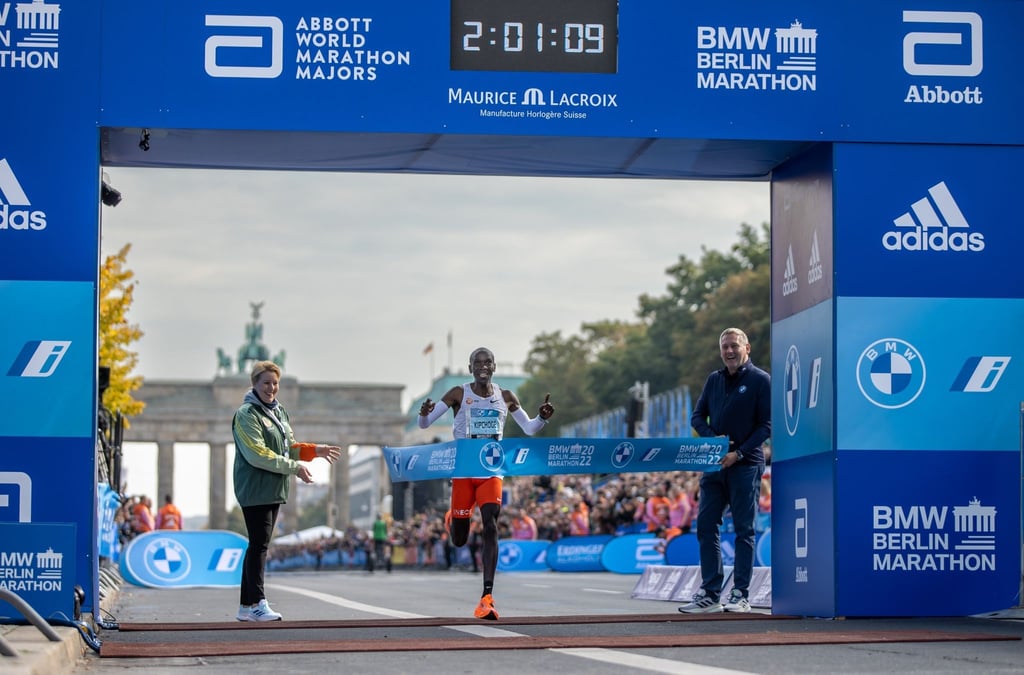 2:01:09 Stunden: Eliud Kipchoge läuft in Berlin Marathon-Weltrekord.