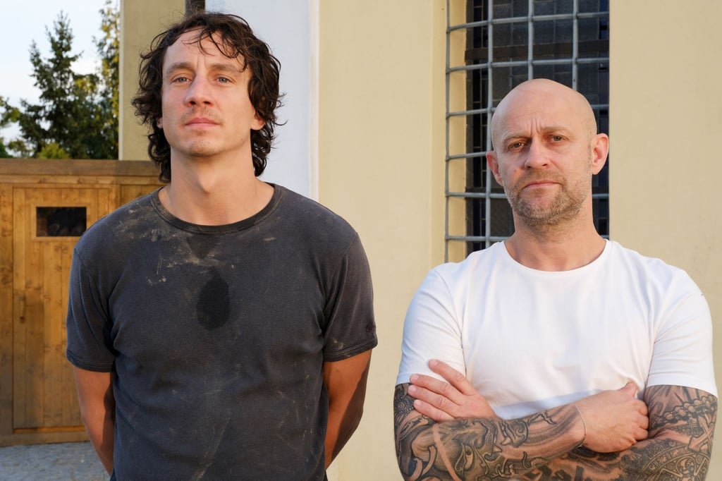 Der Bestatter Max Broll (Laurence Rupp, l.) und sein Freund Kai Baroni (Jürgen Vogel, r.).
