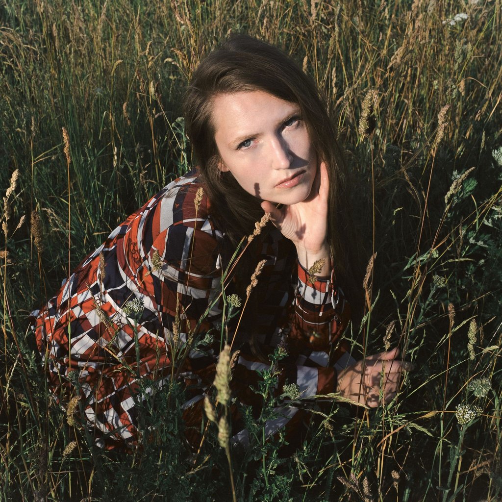 Cover des Albums „Silence Wore a Silver Coat“ von Stella Sommer.