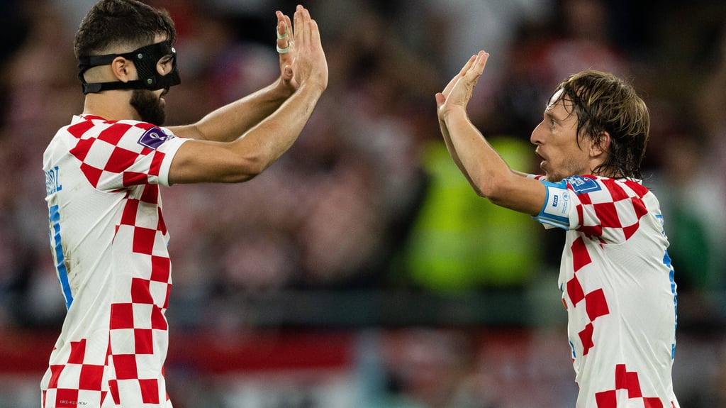 Luka Modric (r.) jubelt mit Josko Gvardiol von RB Leipzig.