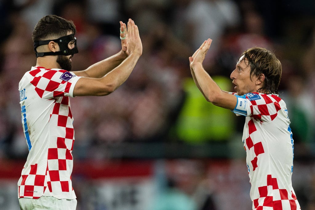 Luka Modric (r.) jubelt mit Josko Gvardiol von RB Leipzig.