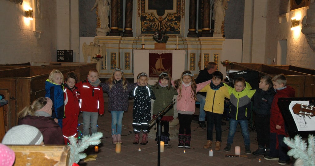 Die Bienengruppe der Kindertagesstätte eröffnete das Markttreiben in Schönhausen in der Kirche mit Liedern und Gedichten zur Adventszeit. Als „Künstler-Honorar“ überreichte Bürgermeister Jürgen Mund zum Abschluss Süßigkeiten.