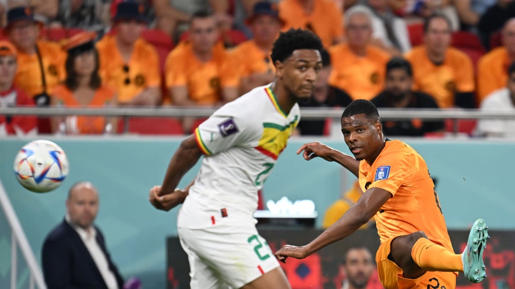 Denzel Dumfries von den Niederlanden (r.) und Senegals Abdou Diallo in Aktion.