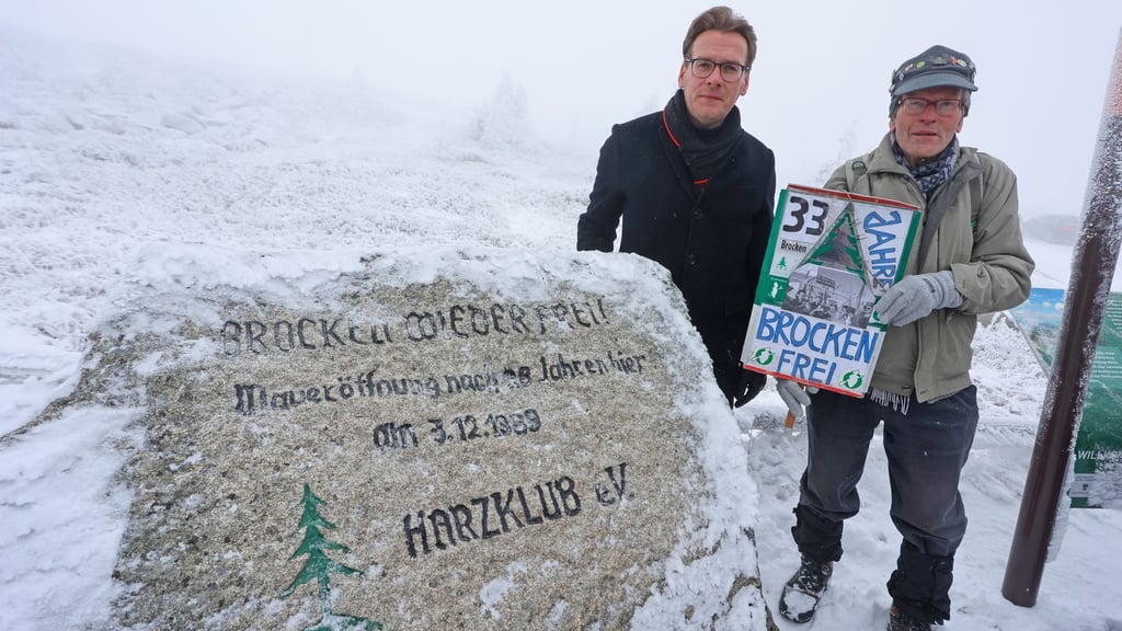 Brocken-Benno (r) und Wernigerodes OB Tobias Kascha am Gedenkstein "Brocken wieder frei".