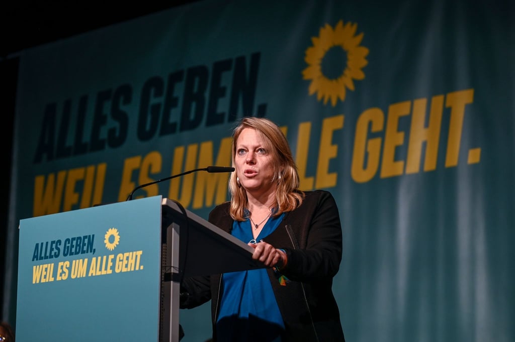 Spitzenkandidatin Maike Schaefer redet bei der Landesmitgliederversammlung der Bremer Grünen.