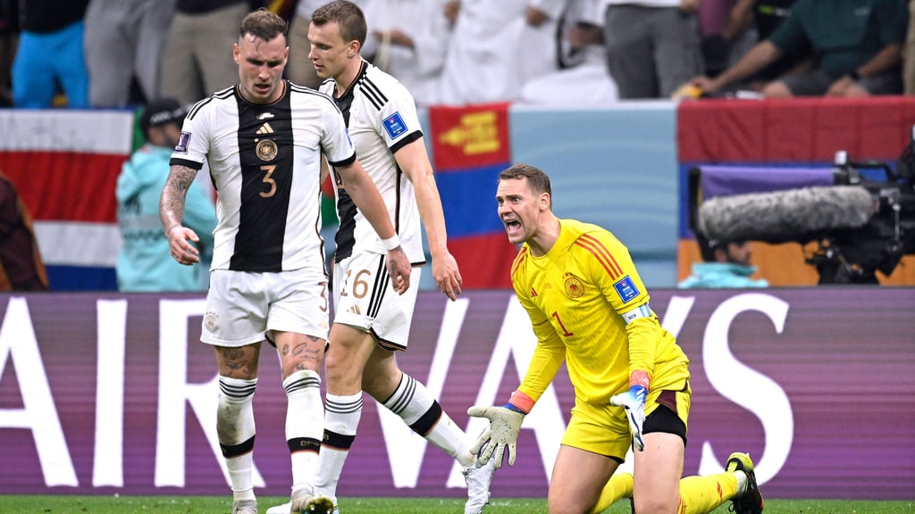 Wie geht es weiter beim DFB für Leipzigs Spieler Lukas Klostermann (M) und David Raum?