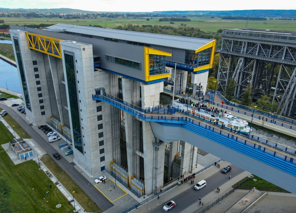 Ein Ausflugsschiff kommt aus dem neuen Schiffshebewerk in Niederfinow (Kreis Barnim) gefahren.