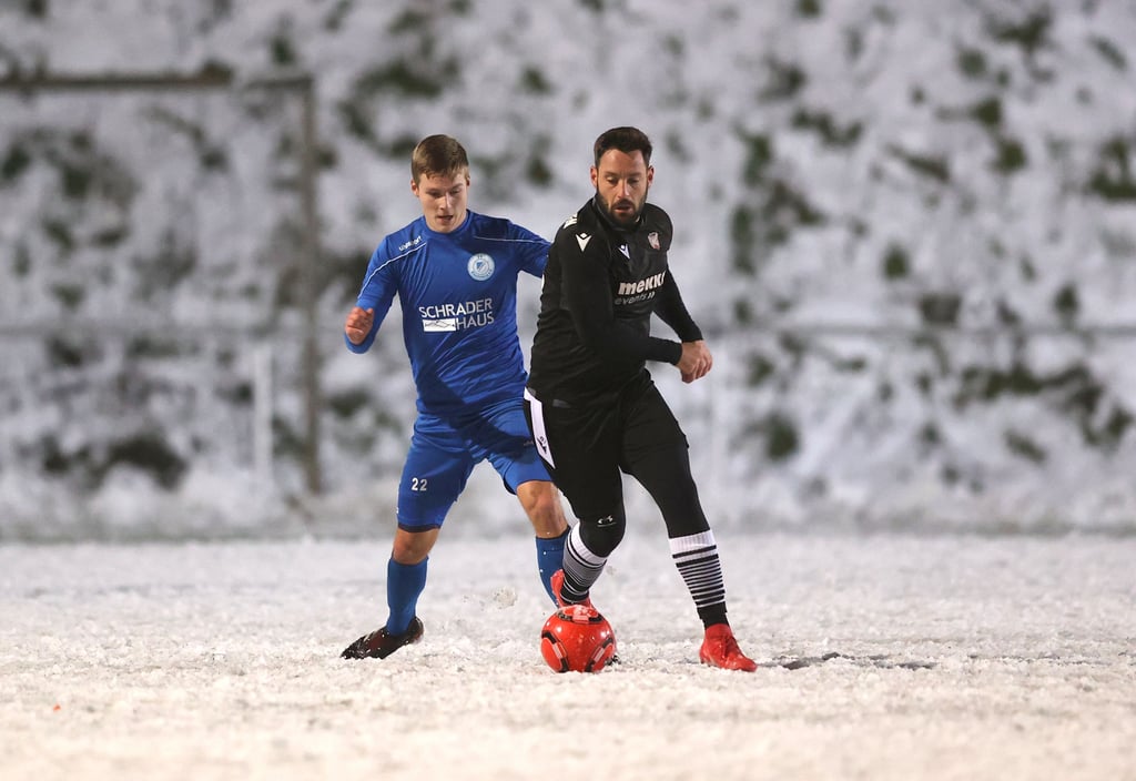 Nils Lange (l.) und die Fortunen-Abwehr konnten Denny Piele in der 75. Minute nicht stoppen.