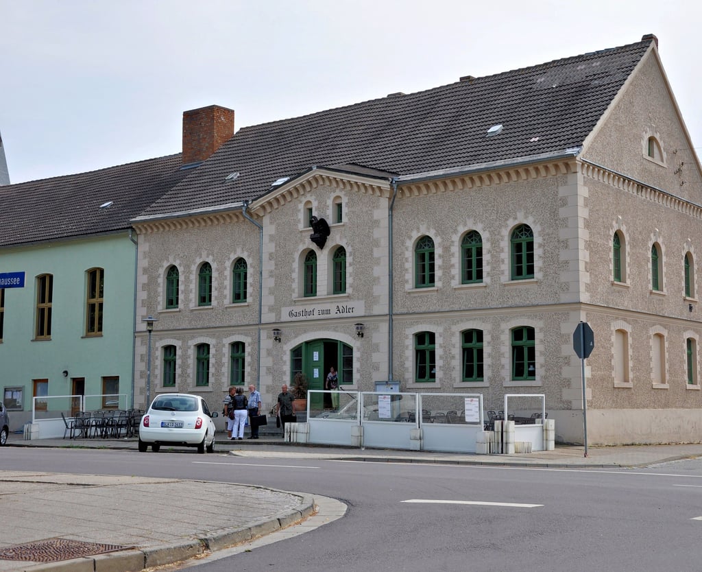 Vor dem Dorfgemeinschaftshaus „Zum Adler" in Wolmirsleben ist zu bestimmten Zeiten immer viel los.