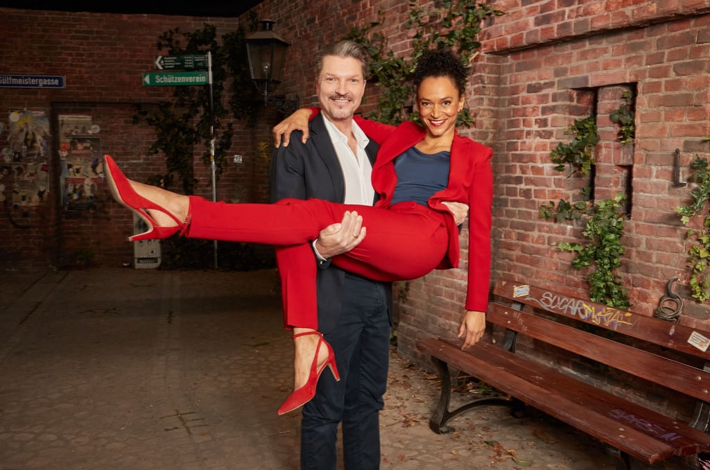 Die Schauspieler Hardy Krüger jr. als Ralf, und Sarah Masuch als Anette in der Kulisse der Soap „Rote Rosen“.