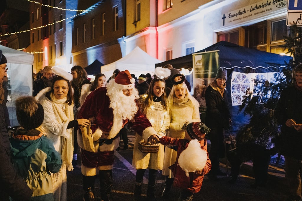 Schon vor dem Fest ist der Weihnachtsmann in ganz Deutschland unterwegs - wie hier vergangenes Jahr in Buckau.