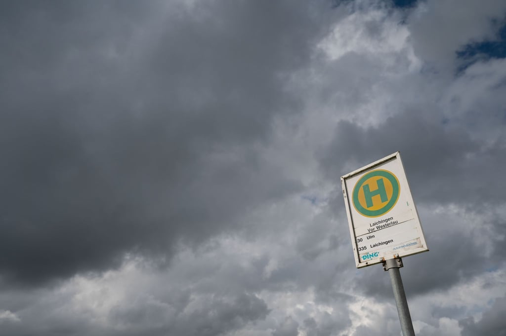 Viele Menschen fühlen sich an ihrem Wohnort einer Umfrage zufolge nicht gut mit Bus und Bahn angebunden. Dabei stört sie vor allem die Taktung.