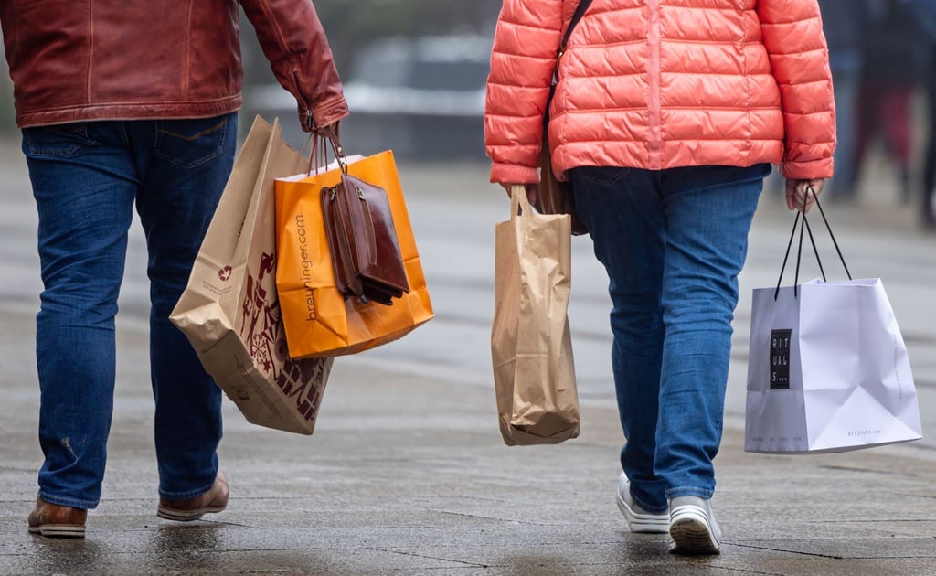Passanten sind am verkaufsoffenen Sonntag am zweiten Advent in der Innenstadt zum Einkaufen unterwegs.
