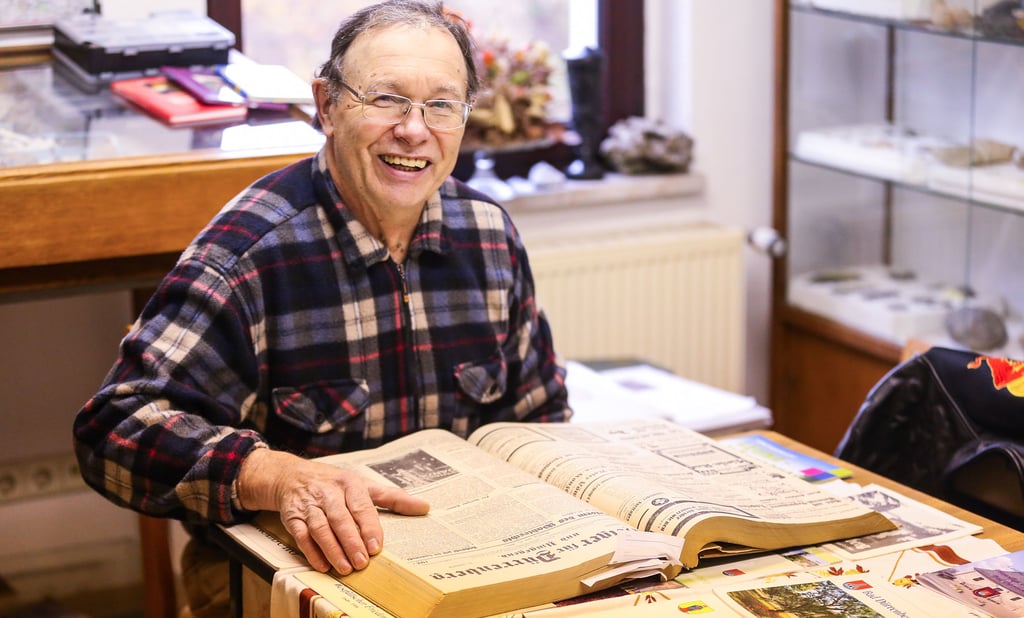Ortschronist Thomas Jahn blättert in seinem Archiv im Dorfgemeinschaftshaus Nempitz durch Heimatblätter.