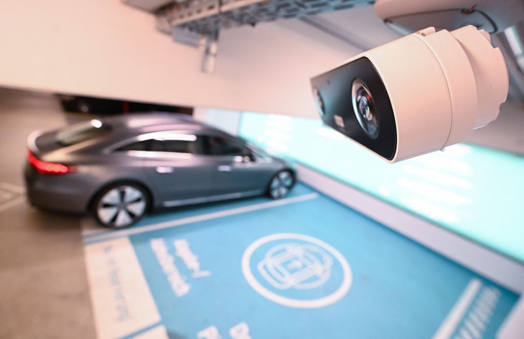 Ein autonom parkendes Auto steht auf einer Abstell- und Abholfläche in einem Parkhaus am Stuttgarter Flughafen. Im Vordergrund rechts die für das autonome Parken nötige Kameratechnik von Bosch.