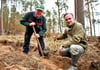 Waldbesitzer Malte Schmid-Mölholm (r.) und Revierförster Holger Träbert pflanzen gemeinsam die ersten von insgesamt 10000 Roteichen und Spitzahorn-Bäumen im Revier Klüden.