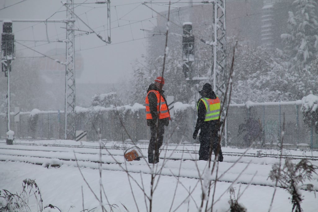 Bundespolizisten bei der Spurensicherung am Freitagmorgen: In der Nacht zuvor war unweit des Hauptbahnhofs Halle eine Lok in eine Baustelle gefahren.