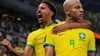 Brasiliens Richarlison (r) und Marquinhos feiern das 3:0 gegen Südkorea.