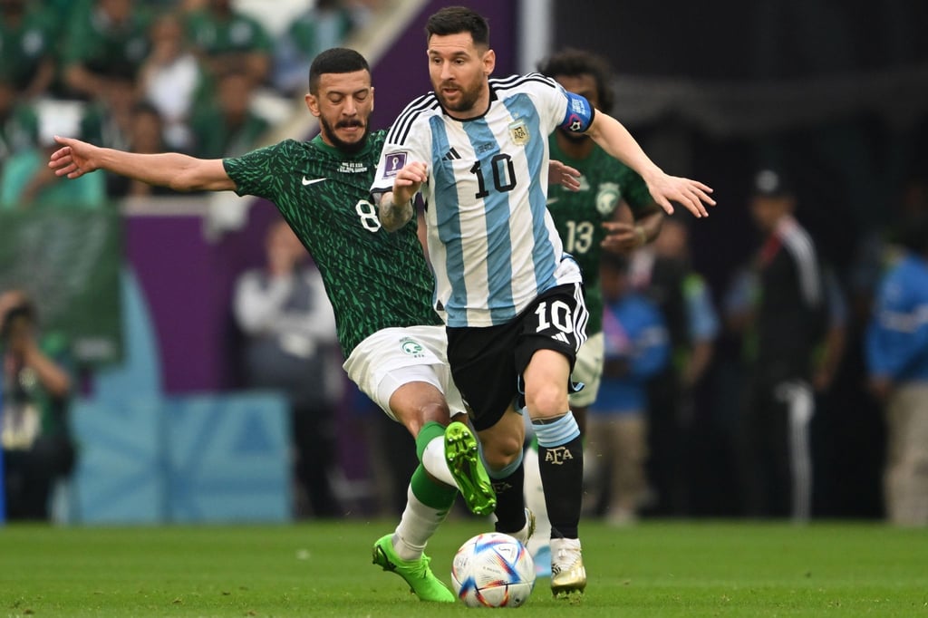 Die Argentinier um Lionel Messi (r) verloren zum Auftakt gegen Saudi-Arabien.