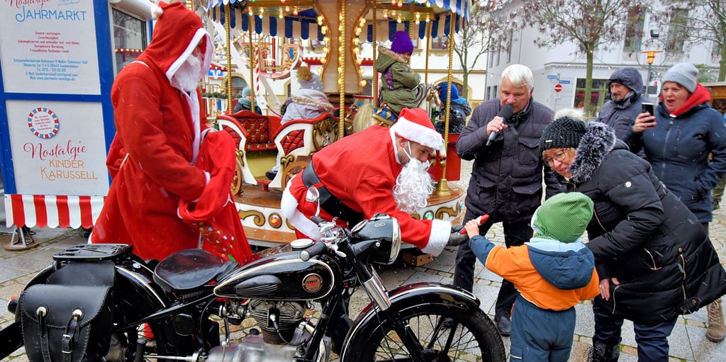 Der Weihnachtsmann und Knecht Ruprecht kamen in Egeln auf einer alten Touren-Awo, Baujahr 1959, daher. Sie hatten für die Kinder Schokoladen-Weihnachtsmänner im Sack und erfreuten damit 96 Mädchen und Jungen.