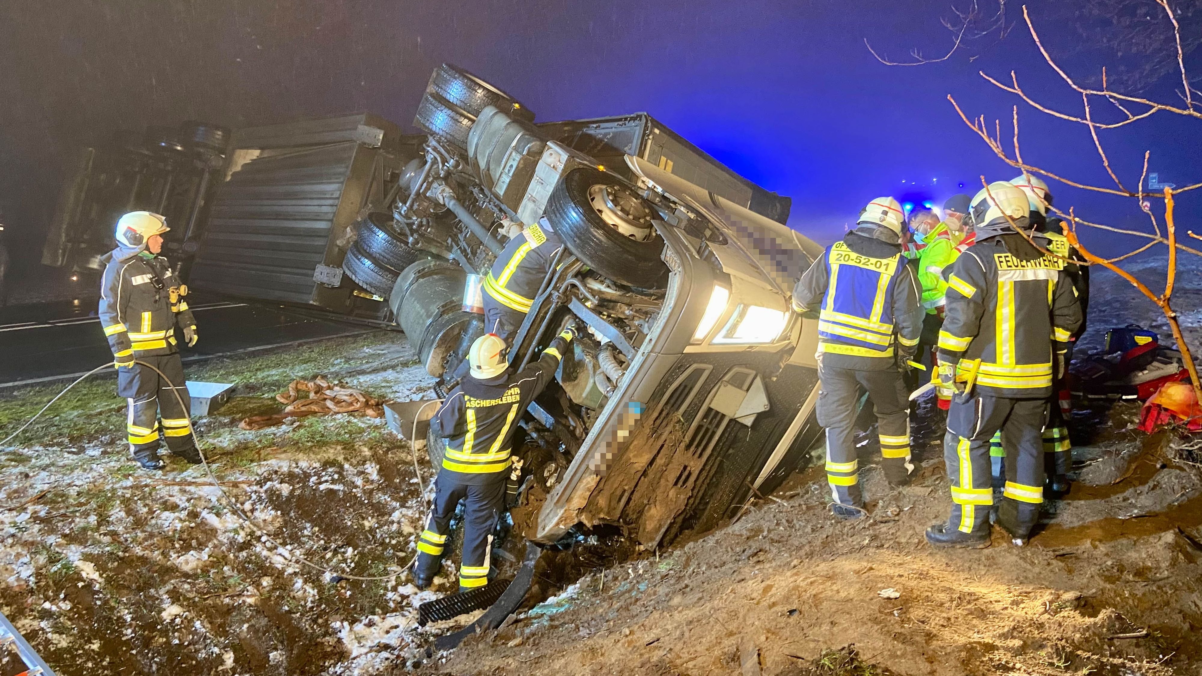 Unfall Bei Aschersleben: Sperrung Auf B180 - Lkw Umgekippt