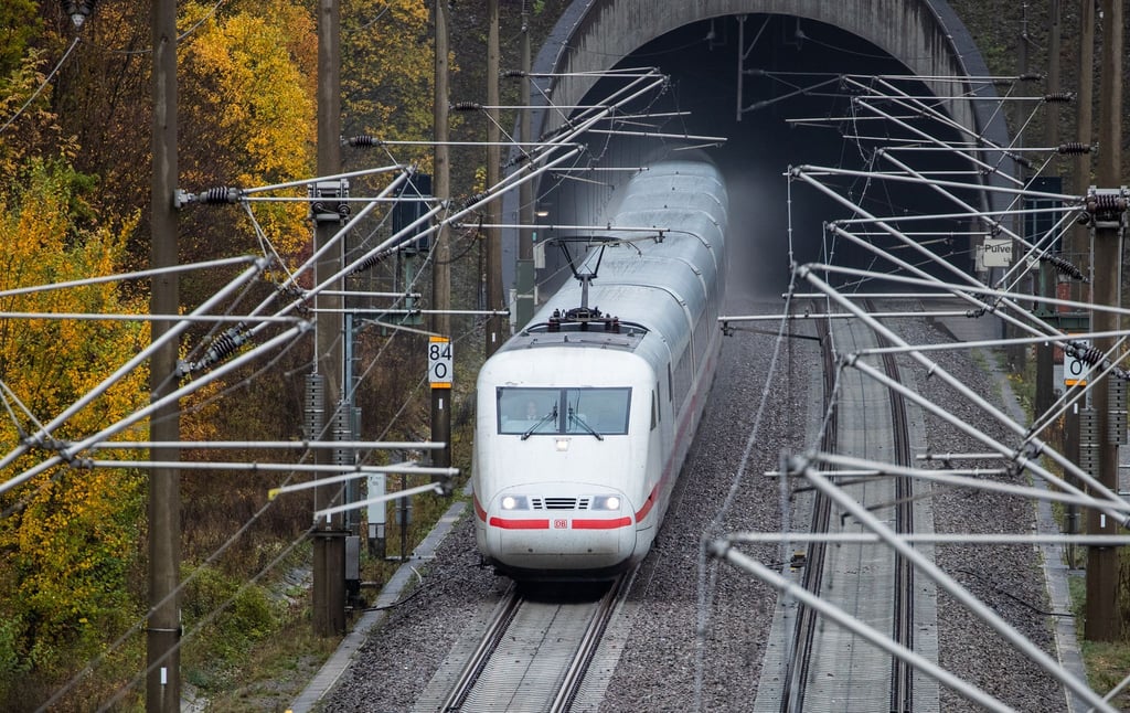 Ein ICE fährt auf der Schnellfahrstrecke Stuttgart - Mannheim nahe der Enztalbrücke aus einem Tunnel heraus.