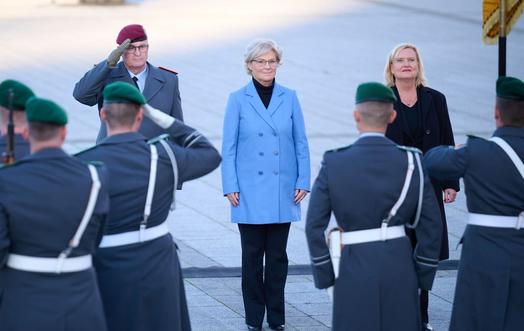 Eberhard Zorn (l-r), Generalinspekteur der Bundeswehr, Verteidigungsministerin Christine Lambrecht und Wehrbeauftragte Eva Högl.
