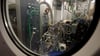 An einem Teststand in der Forschungshalle der Fakultät für Maschinenbau und Schiffstechnik der Universität Rostock kontrolliert der Doktorand Benedikt Gündling ein Verbrennungssystem, das die Emissionen eines Jet-Triebwerks ausstößt.