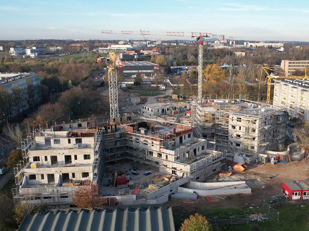 Neustädter Baustelle: Vorn die ersten beiden Terassenhäuser, die im Frühjahr 2024 bezugsfertig sein sollen.
