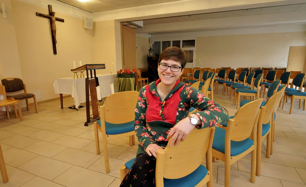 Franziska Scherf sitzt in der sogenannten Winterkirche: Aus Gründen der Energieeinsparung zieht die Katholische Pfarrgemeinde Naumburg für die Gottesdienste während der kalten Jahreszeit ins benachbarte Gemeindehaus um.