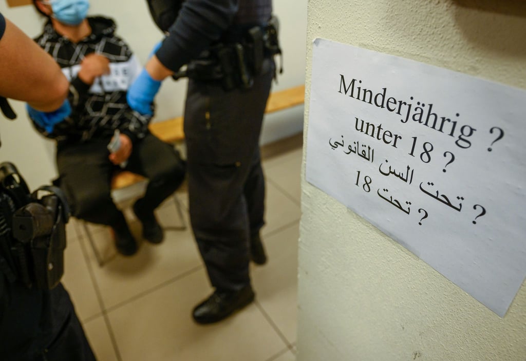 Ein Zettel mit der Frage nach der Minderjährigkeit klebt im Ankunftsbereich für Geflüchtete.