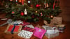 Viele Menschen wollen einer Umfrage zufolge dieses Jahr an den Weihnachtsgeschenken sparen.