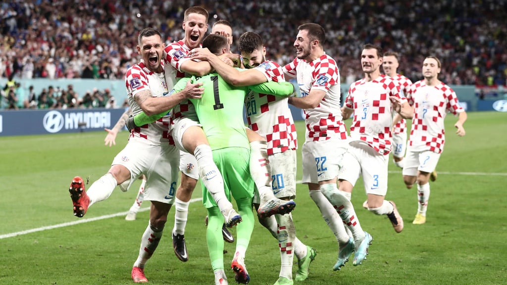 Gvardiol (Nr. 20) mitten drin in der Jubeltraube um Kroaten-Keeper Livakovic