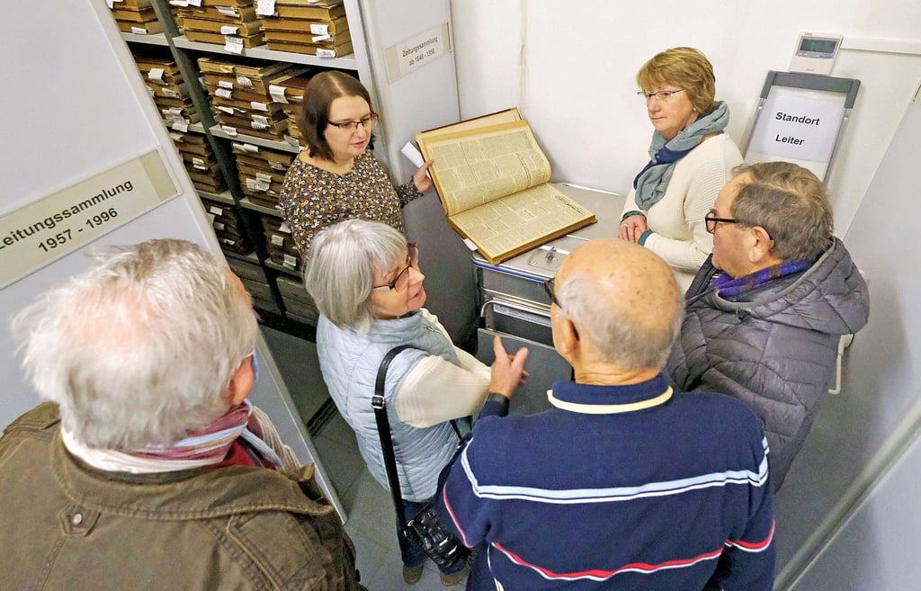 Bereits bei der ersten Führung war das Interesse am Stadtarchiv groß. Einblick gab es auch in das sonst verschlossene Magazin.