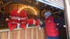 Mario Spengler und seine Wichtel im neuen „Glühtürmchen“ auf dem Ascherslebener Weihnachtsmarkt.