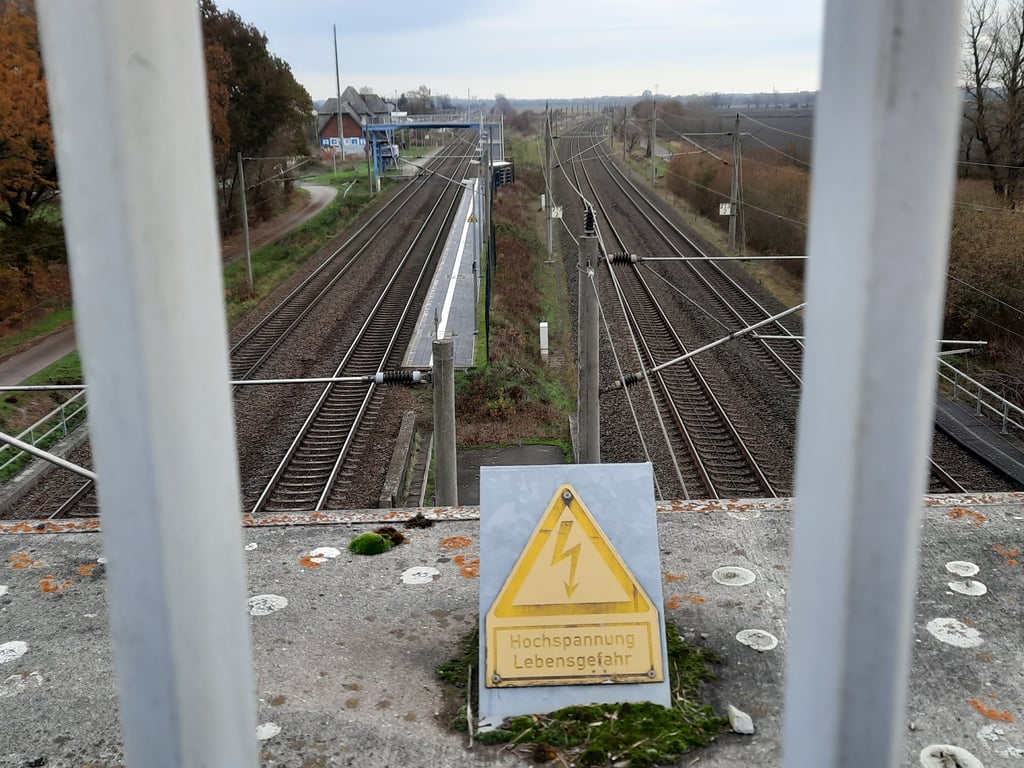 In Möringen wird bald großflächig grüner Strom produziert. Hinter dem Bahnhaltepunkt, in Richtung Stendal, sollen auf zwei Ackern Solaranlagen entstehen.