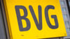 Das BVG-Logo hängt über einem Eingang am Hauptsitz des Unternehmens.