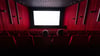 Besucher sitzen in einem Kinosaal.