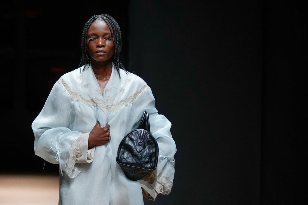 Ein Model trägt eine Kreation aus der Frühjahr-Sommer-Kollektion 2023 von Prada.