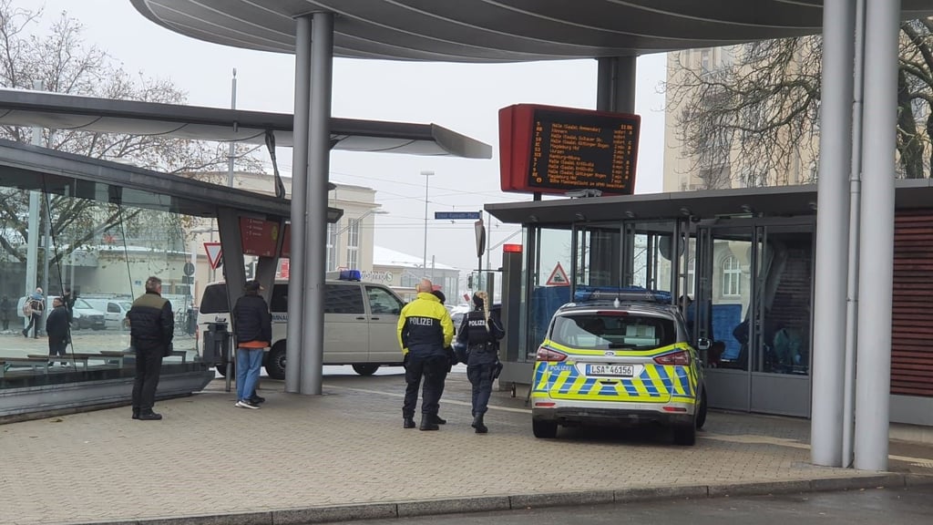 Am Busbahnhof in Halle ist am Montagvormittag eine leblose Person gefunden worden. Kriminaltechniker sind vor Ort, um Spuren zu sichern.