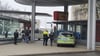 Am Busbahnhof in Halle ist am Montagvormittag eine leblose Person gefunden worden. Kriminaltechniker sind vor Ort, um Spuren zu sichern.