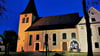 Ein stimmungsvolles Bild: Der beleuchtete Schwibbogen steht am Haupteingang der Rosenburger Kirche. Die Geschichte des Wagens, auf dem der Schwibbogen steht, ist durchaus ungewöhnlich.