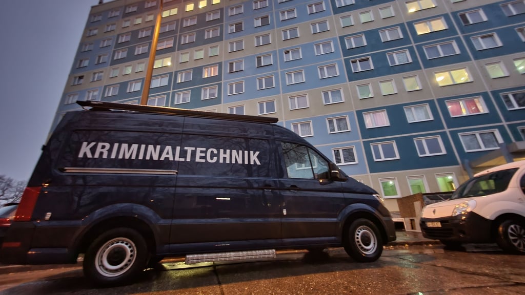 Die Kriminaltechnik vor dem Wohnblock in Halle-Neustadt.