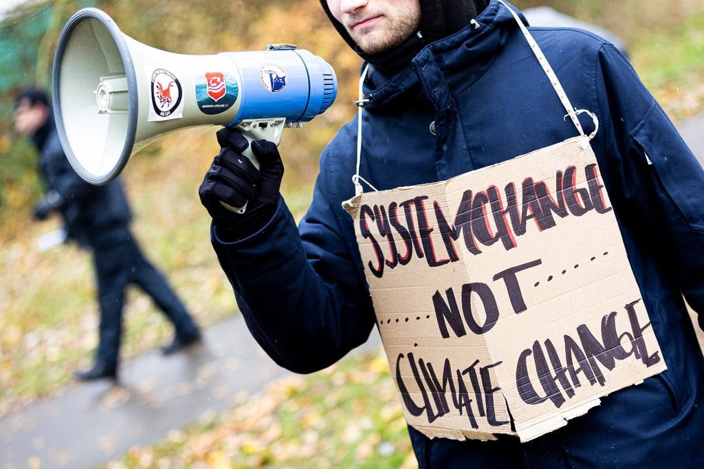 Demonstrierende bei einer Kundgebung gegen Rodungsarbeiten für den Ausbau des Südschnellwegs.