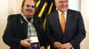 Bundespräsident Frank-Walter Steinmeier (r) verleiht den Bundesverdienstkreuz 1. Klasse an Frank Zander.
