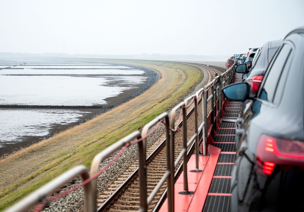 Ein Autozug der Deutschen Bahn fährt über den Damm auf die Nordseeinsel Sylt.